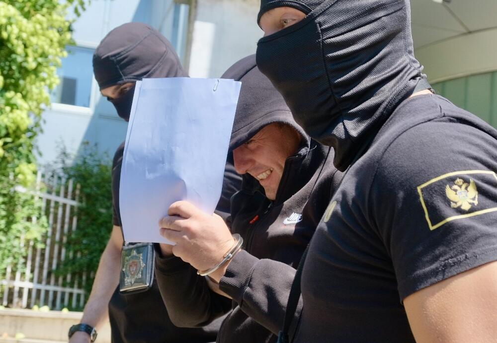 <p>Službenik Uprave policije i njegov bivši kolega Vuk Milić uhapšeni su u jučerašnjoj akciji Specijalnog policijskog odjeljenja</p>  <p>Po nalogu Specijalnog državnog tužilaštva, slobode lišeni i Slavko Janković i Perica Radnić, kojima se na teret stavlja stvaranje kriminalne organizacije i krijumčarenje</p>