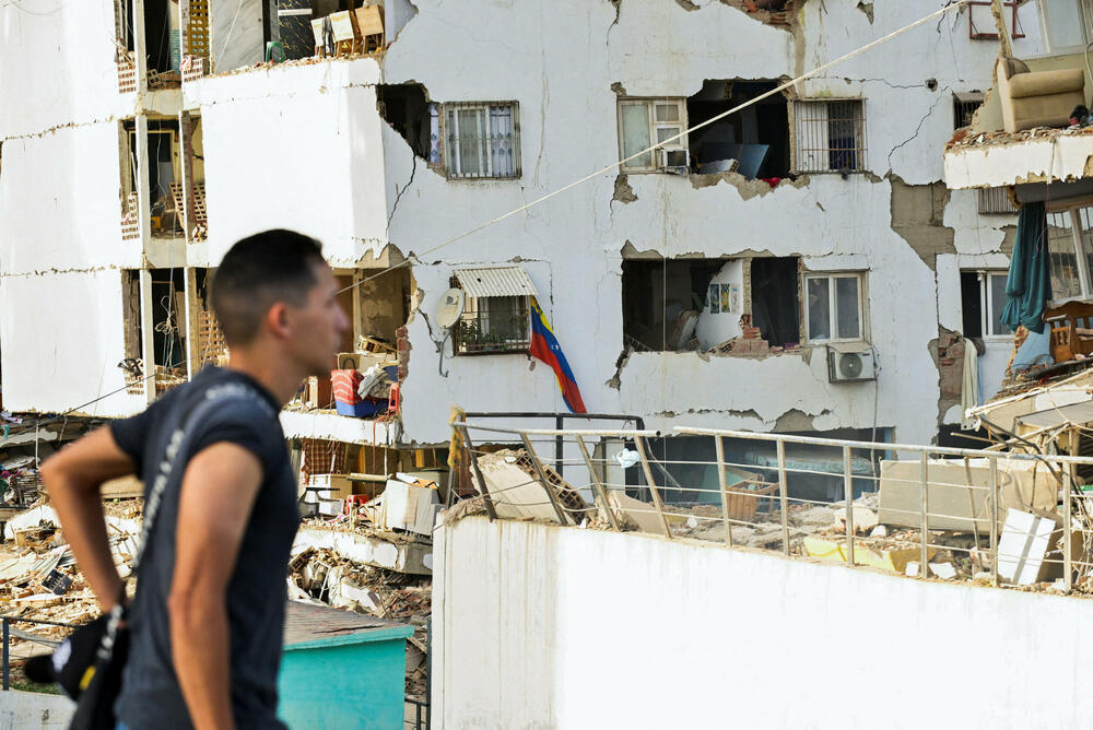 <p>Horhe Rodrigez, predsjednik venecuelanske nacionalne skupštine i brat privremene predsjednice Delsi Rodrigez, rekao je u četvrtak da je 200 ljudi ostalo zarobljeno, dok je 250 zgrada oštećeno ili uništeno</p>