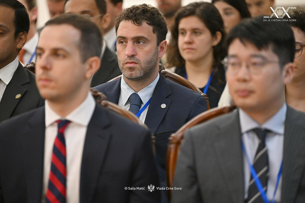 <p>Potpredsjednik Vlade kazao da je Ljetnja škola "Gavro Vuković" tokom gotovo dvije decenije izrasla u jednu od najznačajnijih platformi za stručno usavršavanje mladih diplomata, potvrđujući ugled Crne Gore kao države posvećene dijalogu, multilateralizmu i evropskim vrijednostima</p>