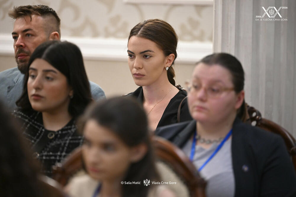<p>Potpredsjednik Vlade kazao da je Ljetnja škola "Gavro Vuković" tokom gotovo dvije decenije izrasla u jednu od najznačajnijih platformi za stručno usavršavanje mladih diplomata, potvrđujući ugled Crne Gore kao države posvećene dijalogu, multilateralizmu i evropskim vrijednostima</p>