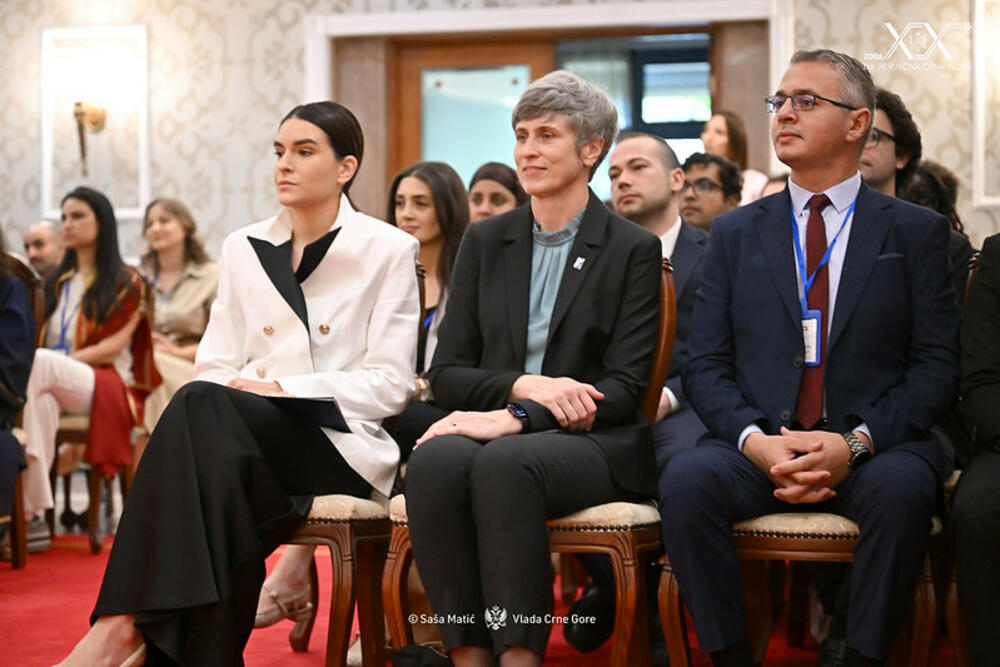 <p>Potpredsjednik Vlade kazao da je Ljetnja škola "Gavro Vuković" tokom gotovo dvije decenije izrasla u jednu od najznačajnijih platformi za stručno usavršavanje mladih diplomata, potvrđujući ugled Crne Gore kao države posvećene dijalogu, multilateralizmu i evropskim vrijednostima</p>