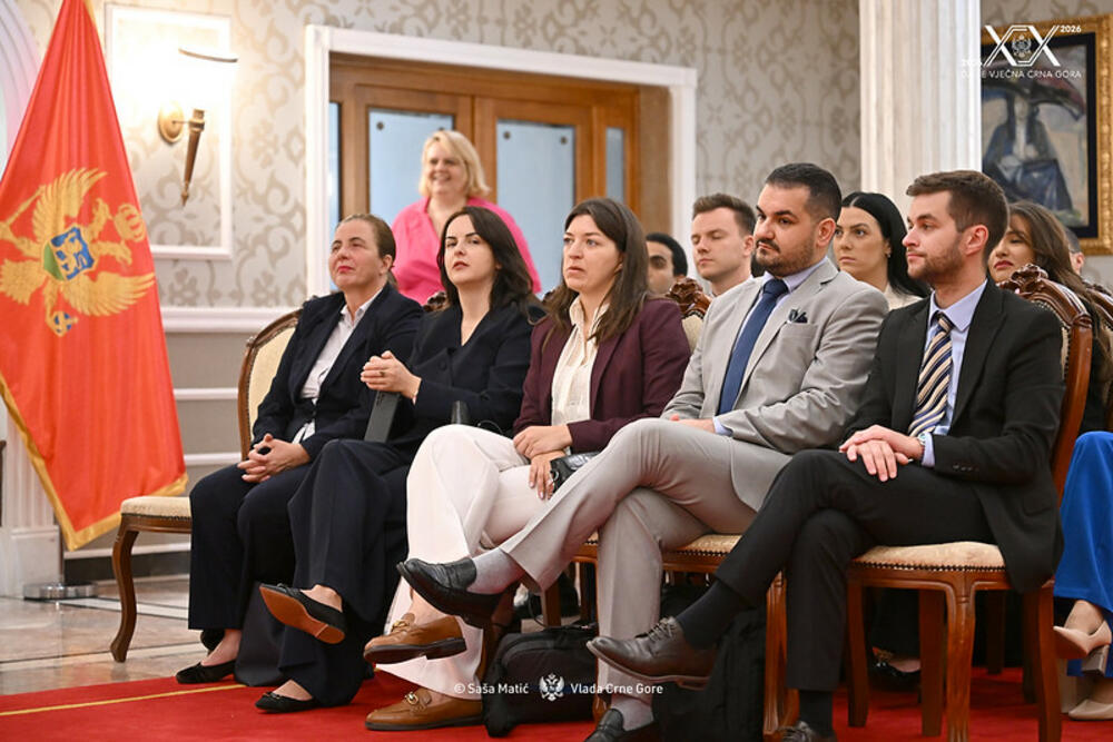 <p>Potpredsjednik Vlade kazao da je Ljetnja škola "Gavro Vuković" tokom gotovo dvije decenije izrasla u jednu od najznačajnijih platformi za stručno usavršavanje mladih diplomata, potvrđujući ugled Crne Gore kao države posvećene dijalogu, multilateralizmu i evropskim vrijednostima</p>
