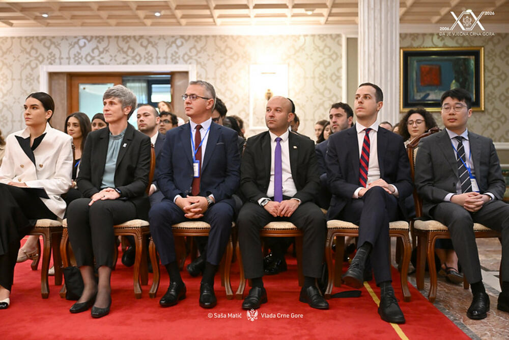 <p>Potpredsjednik Vlade kazao da je Ljetnja škola "Gavro Vuković" tokom gotovo dvije decenije izrasla u jednu od najznačajnijih platformi za stručno usavršavanje mladih diplomata, potvrđujući ugled Crne Gore kao države posvećene dijalogu, multilateralizmu i evropskim vrijednostima</p>