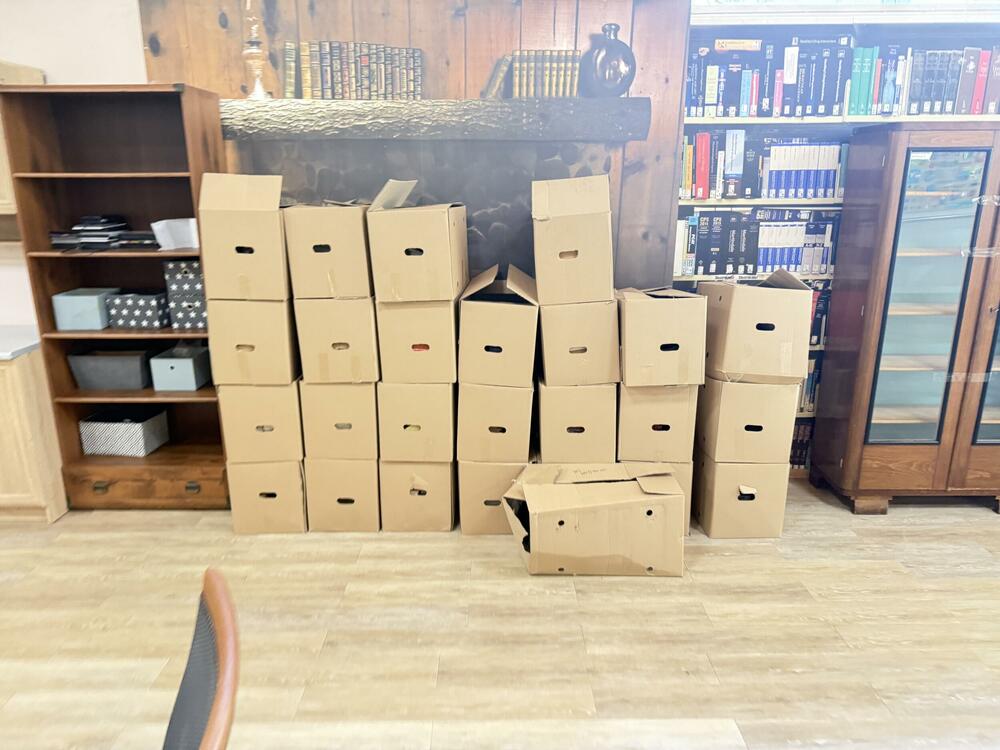 <p>Akcijom građana, na inicijativu NVO "Medaur", u Risnu juče organizovano prenošenje knjiga i vrijednog bibliotečkog namještaja s početka 20. vijeka</p>