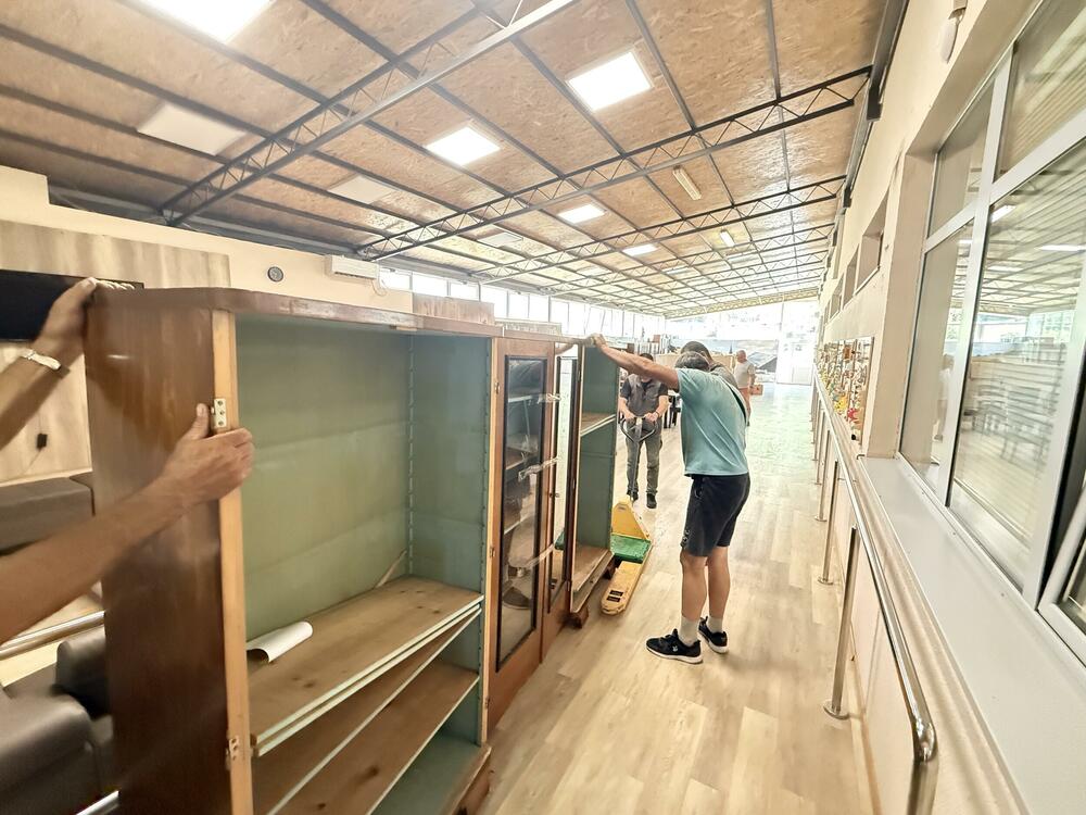 <p>Akcijom građana, na inicijativu NVO "Medaur", u Risnu juče organizovano prenošenje knjiga i vrijednog bibliotečkog namještaja s početka 20. vijeka</p>