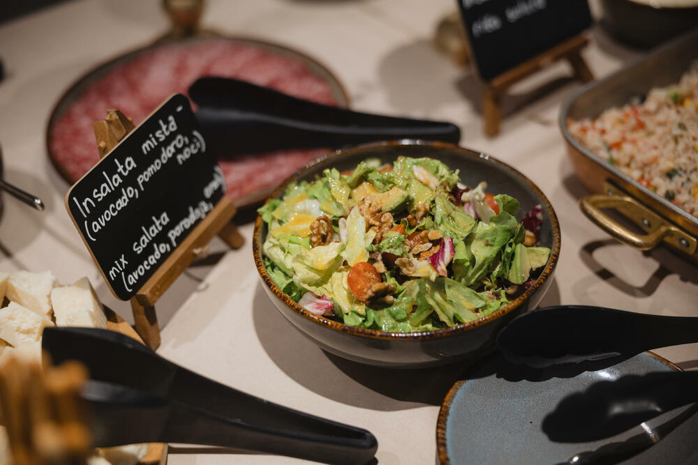 <p>U okviru kampanje &bdquo;Ukusi Italije&ldquo;, Domaća trgovina je organizovala posebno gastronomsko veče za partnere, dobavljače i predstavnike institucija, u znaku italijanske kulinarske tradicije i kvaliteta proizvoda dostupnih u prodajnim objektima Aroma, City i Conto.</p>