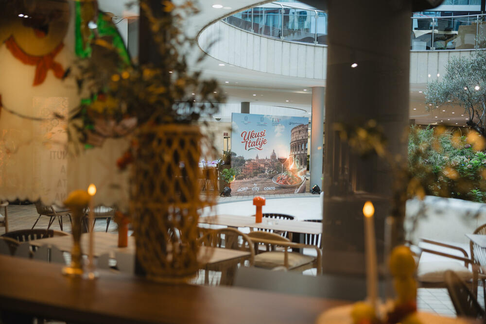 <p>U okviru kampanje &bdquo;Ukusi Italije&ldquo;, Domaća trgovina je organizovala posebno gastronomsko veče za partnere, dobavljače i predstavnike institucija, u znaku italijanske kulinarske tradicije i kvaliteta proizvoda dostupnih u prodajnim objektima Aroma, City i Conto.</p>
