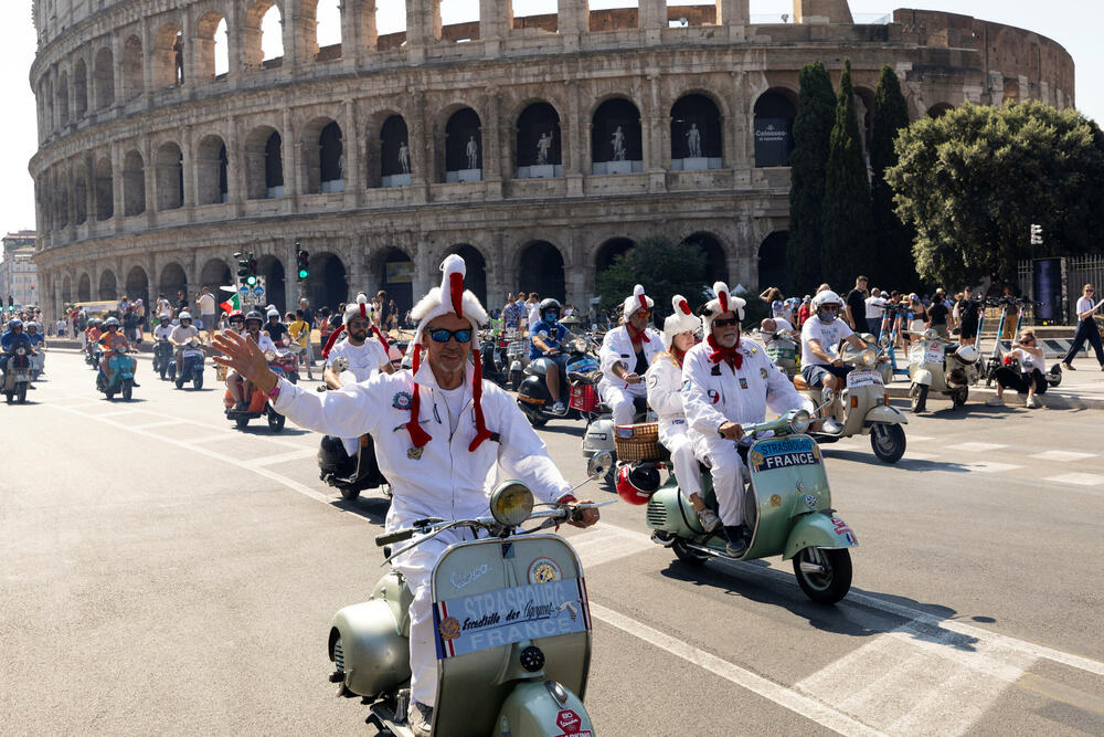 <p>Prvu vespu je 1946. godine napravila italijanska kompanija "Pjađo", koja je nakon Drugog svjetskog rata, umjesto proizvodnje aviona koja joj je zabranjena, počela da proizvodi skutere<br /> </p>