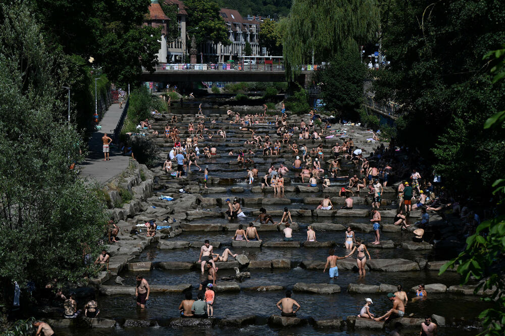 Ljudi uživaju u vodi rijeke Drajzam na takozvanim vodenim terasama u Frajburgu, u Njemačkoj., Foto: Reuters