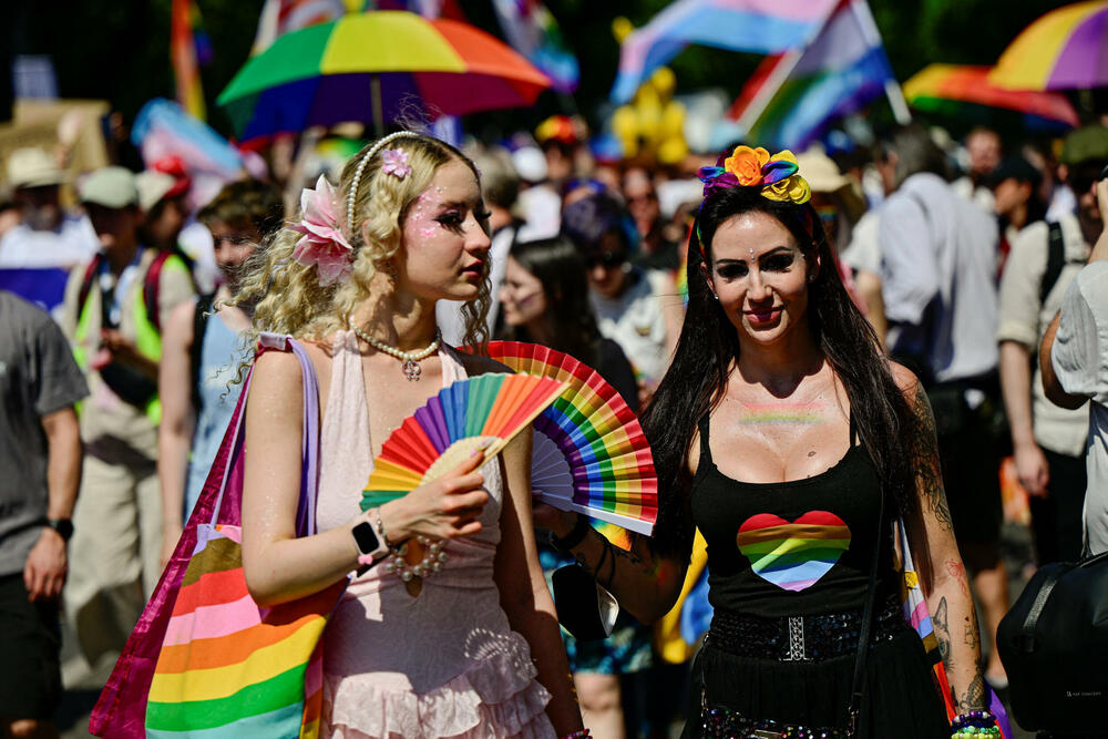 <p>Prošlogodišnja parada, koju je Orban pokušao da zabrani u okviru svoje šire politike usmjerene protiv prava LGBTQ+ zajednice, prerasla je u masovni antivladin protest koji je okupio desetine hiljada ljudi</p>