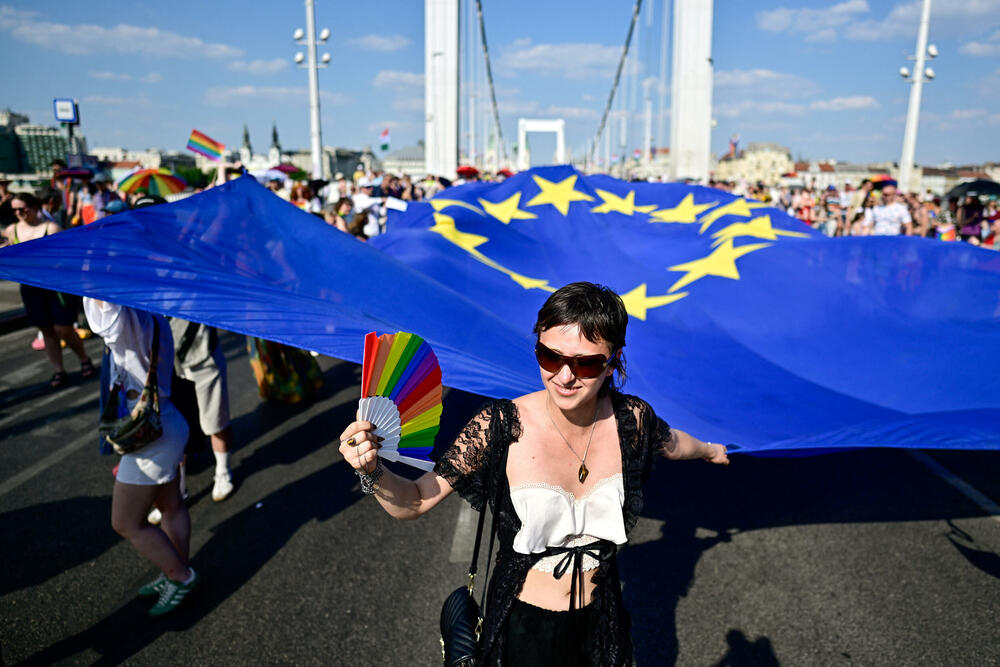 <p>Prošlogodišnja parada, koju je Orban pokušao da zabrani u okviru svoje šire politike usmjerene protiv prava LGBTQ+ zajednice, prerasla je u masovni antivladin protest koji je okupio desetine hiljada ljudi</p>