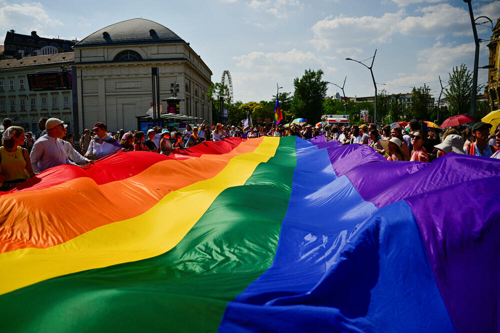 <p>Prošlogodišnja parada, koju je Orban pokušao da zabrani u okviru svoje šire politike usmjerene protiv prava LGBTQ+ zajednice, prerasla je u masovni antivladin protest koji je okupio desetine hiljada ljudi</p>