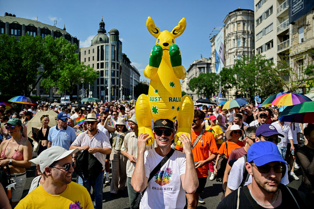 <p>Prošlogodišnja parada, koju je Orban pokušao da zabrani u okviru svoje šire politike usmjerene protiv prava LGBTQ+ zajednice, prerasla je u masovni antivladin protest koji je okupio desetine hiljada ljudi</p>