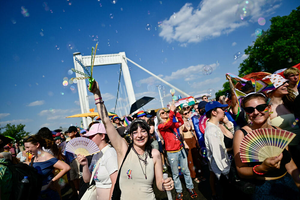 <p>Prošlogodišnja parada, koju je Orban pokušao da zabrani u okviru svoje šire politike usmjerene protiv prava LGBTQ+ zajednice, prerasla je u masovni antivladin protest koji je okupio desetine hiljada ljudi</p>