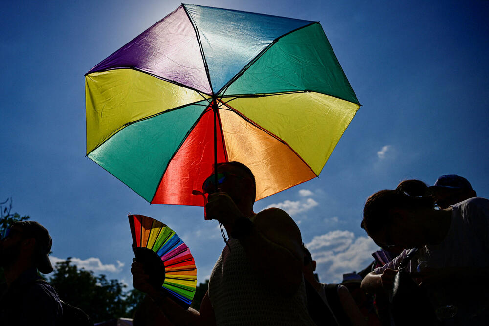 <p>Prošlogodišnja parada, koju je Orban pokušao da zabrani u okviru svoje šire politike usmjerene protiv prava LGBTQ+ zajednice, prerasla je u masovni antivladin protest koji je okupio desetine hiljada ljudi</p>