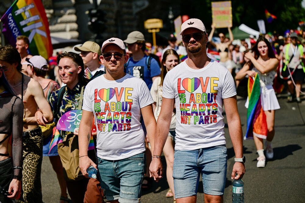 <p>Prošlogodišnja parada, koju je Orban pokušao da zabrani u okviru svoje šire politike usmjerene protiv prava LGBTQ+ zajednice, prerasla je u masovni antivladin protest koji je okupio desetine hiljada ljudi</p>