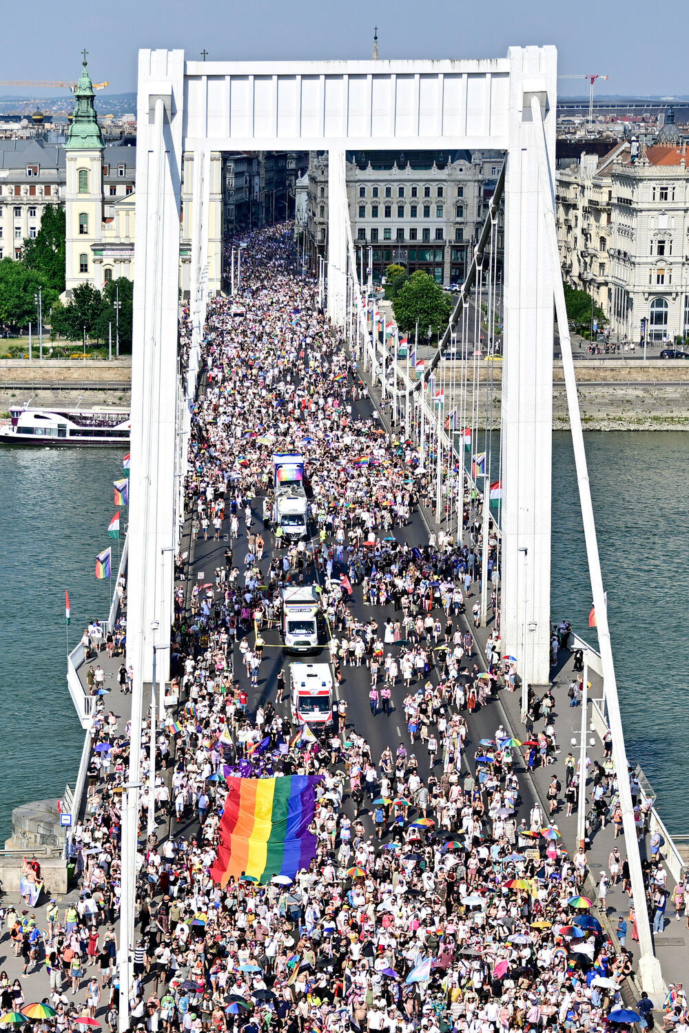 <p>Prošlogodišnja parada, koju je Orban pokušao da zabrani u okviru svoje šire politike usmjerene protiv prava LGBTQ+ zajednice, prerasla je u masovni antivladin protest koji je okupio desetine hiljada ljudi</p>