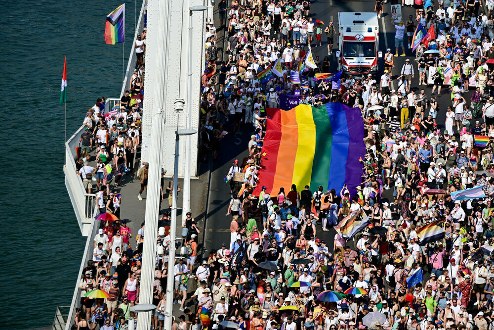 <p>Prošlogodišnja parada, koju je Orban pokušao da zabrani u okviru svoje šire politike usmjerene protiv prava LGBTQ+ zajednice, prerasla je u masovni antivladin protest koji je okupio desetine hiljada ljudi</p>