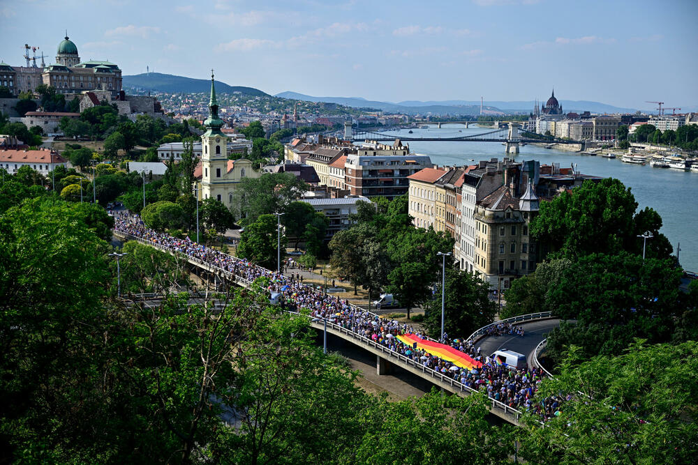 <p>Prošlogodišnja parada, koju je Orban pokušao da zabrani u okviru svoje šire politike usmjerene protiv prava LGBTQ+ zajednice, prerasla je u masovni antivladin protest koji je okupio desetine hiljada ljudi</p>