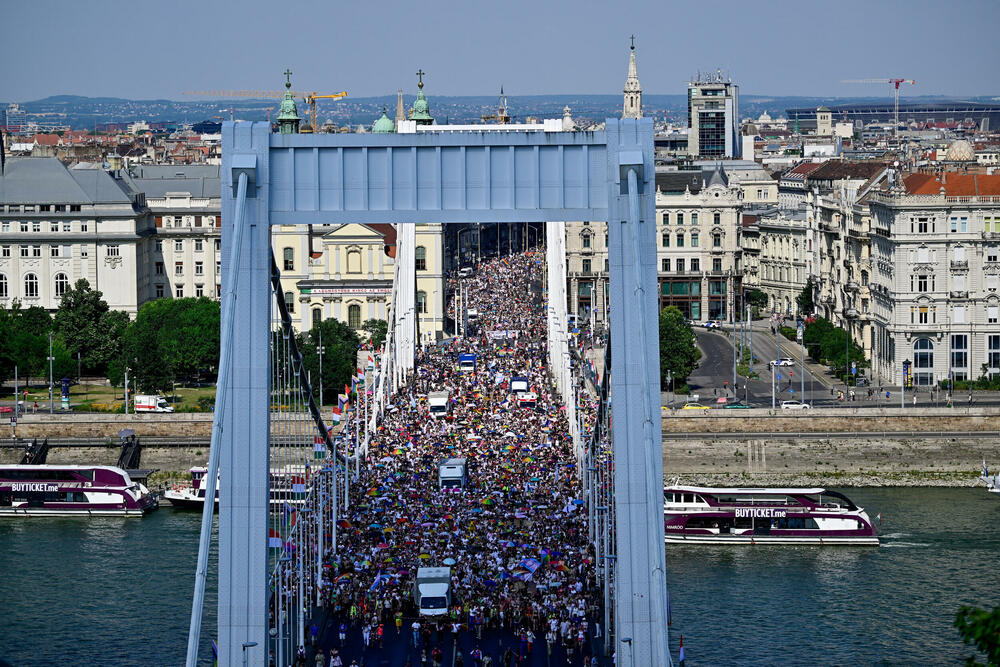 <p>Prošlogodišnja parada, koju je Orban pokušao da zabrani u okviru svoje šire politike usmjerene protiv prava LGBTQ+ zajednice, prerasla je u masovni antivladin protest koji je okupio desetine hiljada ljudi</p>