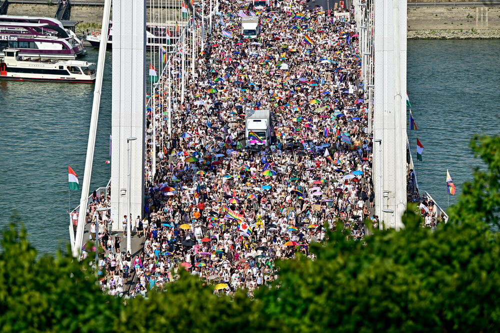 <p>Prošlogodišnja parada, koju je Orban pokušao da zabrani u okviru svoje šire politike usmjerene protiv prava LGBTQ+ zajednice, prerasla je u masovni antivladin protest koji je okupio desetine hiljada ljudi</p>
