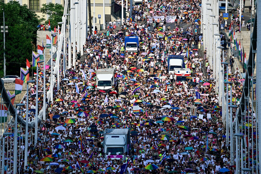 <p>Prošlogodišnja parada, koju je Orban pokušao da zabrani u okviru svoje šire politike usmjerene protiv prava LGBTQ+ zajednice, prerasla je u masovni antivladin protest koji je okupio desetine hiljada ljudi</p>