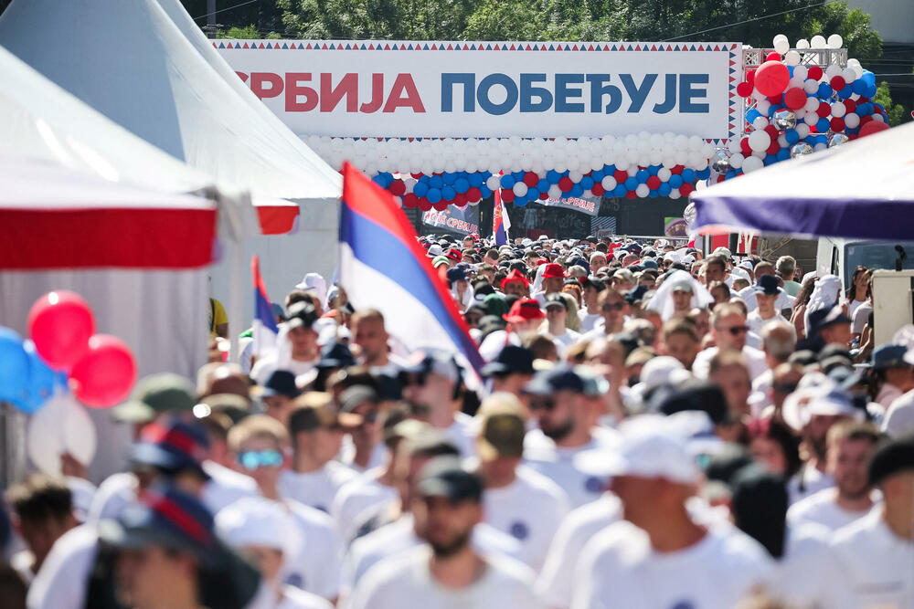 <p>Tom skupu, kako se moglo vidjeti na video snimcima prisustvuju i poslanik u Skupštini Crne Gore ipredsjednik Demorkatske narodne partije (DNP) Milan Knežević i predsjednik Slobodne Crne Gore Vladislav Dajković</p>