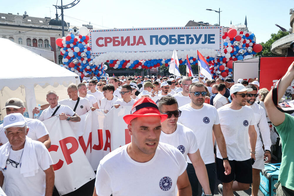 <p>Tom skupu, kako se moglo vidjeti na video snimcima prisustvuju i poslanik u Skupštini Crne Gore ipredsjednik Demorkatske narodne partije (DNP) Milan Knežević i predsjednik Slobodne Crne Gore Vladislav Dajković</p>