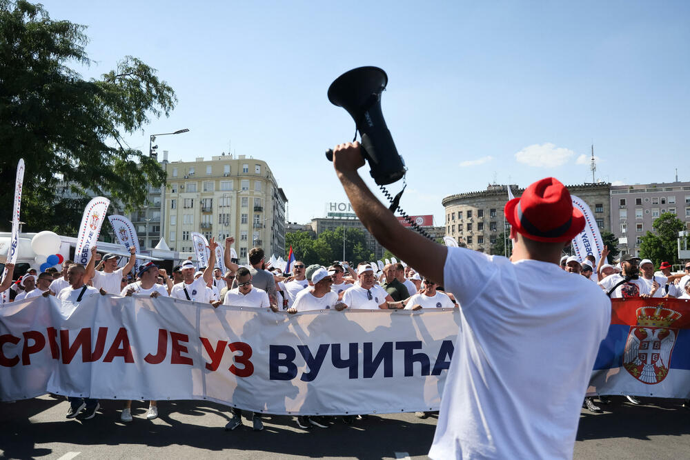 <p>Tom skupu, kako se moglo vidjeti na video snimcima prisustvuju i poslanik u Skupštini Crne Gore ipredsjednik Demorkatske narodne partije (DNP) Milan Knežević i predsjednik Slobodne Crne Gore Vladislav Dajković</p>