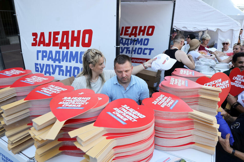 <p>Tom skupu, kako se moglo vidjeti na video snimcima prisustvuju i poslanik u Skupštini Crne Gore ipredsjednik Demorkatske narodne partije (DNP) Milan Knežević i predsjednik Slobodne Crne Gore Vladislav Dajković</p>