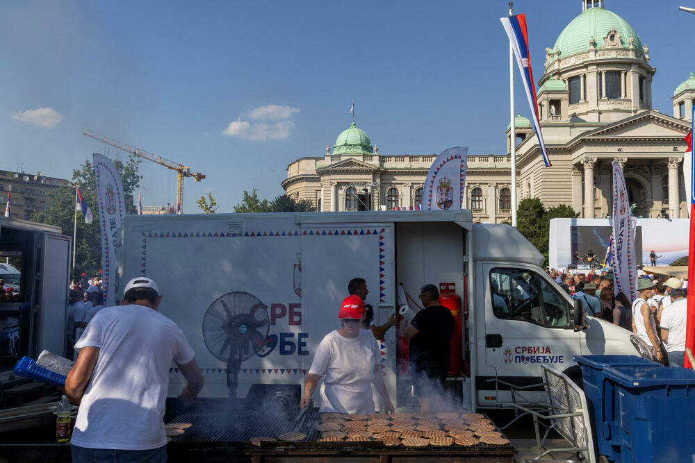 <p>Tom skupu, kako se moglo vidjeti na video snimcima prisustvuju i poslanik u Skupštini Crne Gore ipredsjednik Demorkatske narodne partije (DNP) Milan Knežević i predsjednik Slobodne Crne Gore Vladislav Dajković</p>