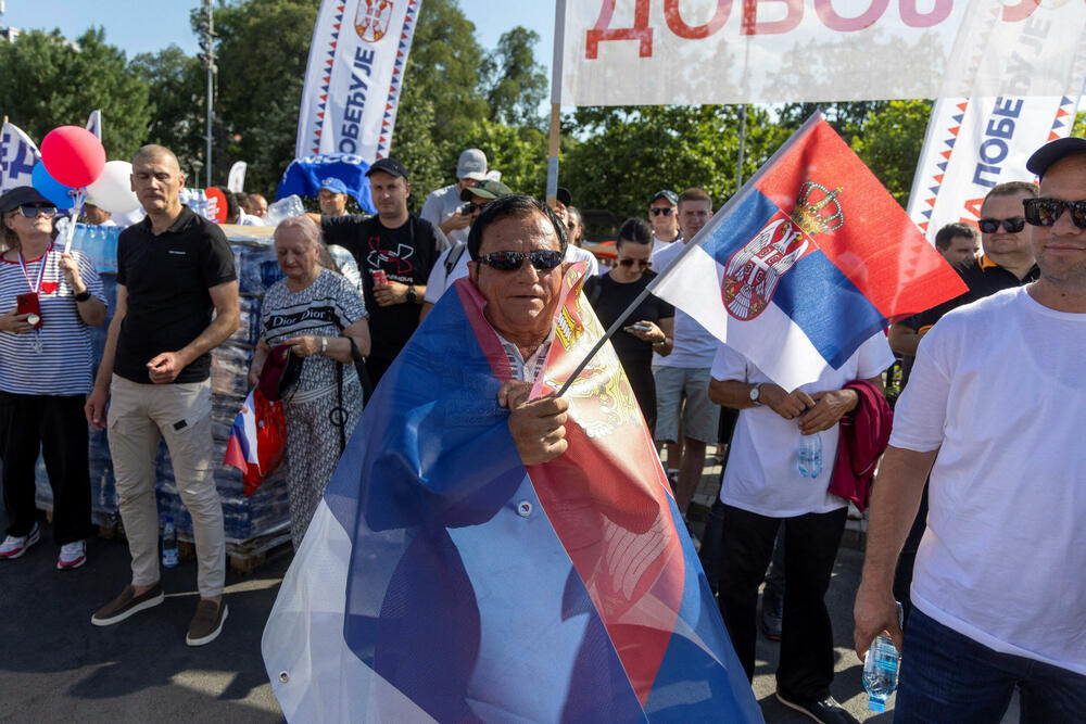 <p>Tom skupu, kako se moglo vidjeti na video snimcima prisustvuju i poslanik u Skupštini Crne Gore ipredsjednik Demorkatske narodne partije (DNP) Milan Knežević i predsjednik Slobodne Crne Gore Vladislav Dajković</p>
