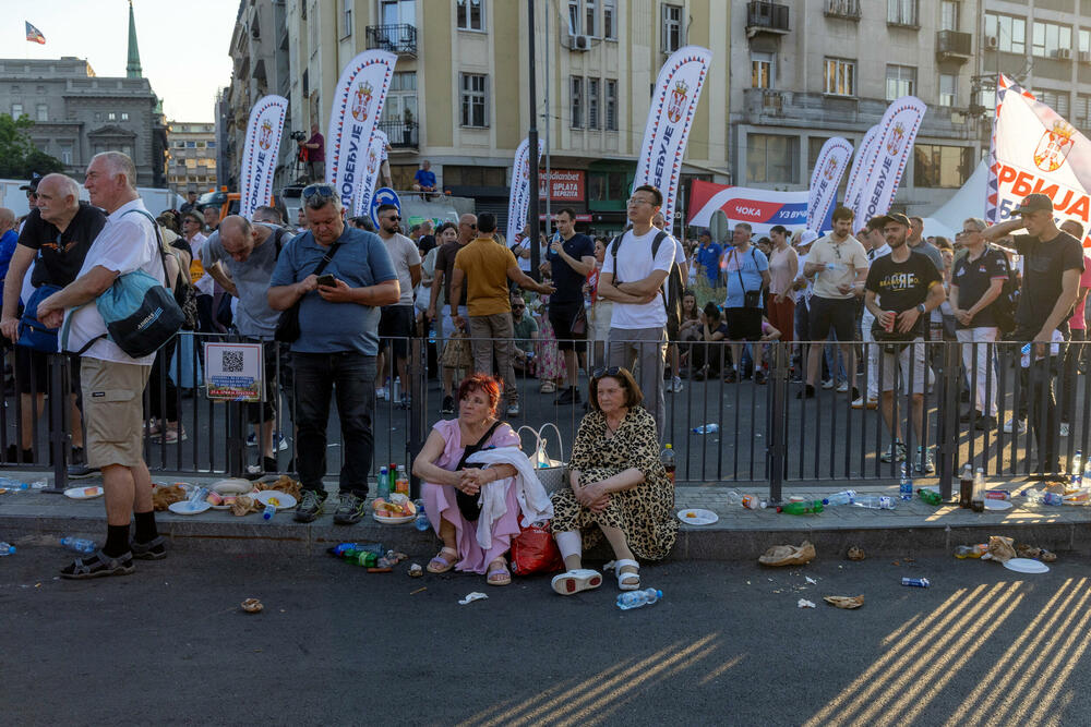 <p>Tom skupu, kako se moglo vidjeti na video snimcima prisustvuju i poslanik u Skupštini Crne Gore ipredsjednik Demorkatske narodne partije (DNP) Milan Knežević i predsjednik Slobodne Crne Gore Vladislav Dajković</p>