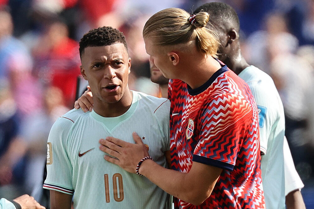 Mbape i Haland u razgovoru nakon utakmice Francuske i Norveške, Foto: Reuters