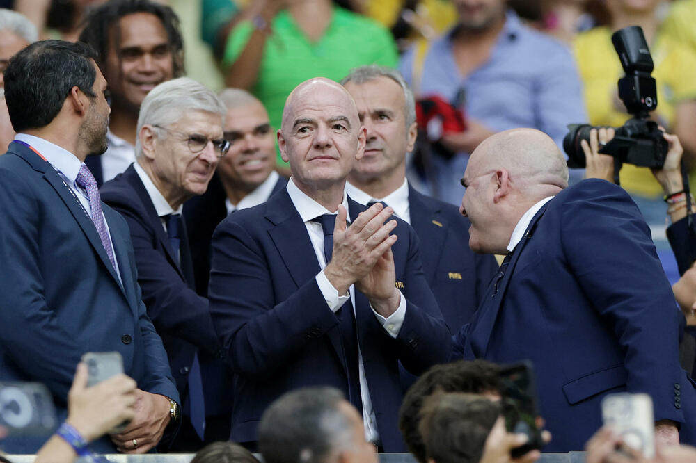 Infantino tokom meča Brazil - Škotska u Majamiju, u pozadini se vidi i predsjednik FSCG Dejan Savićević, Foto: Reuters