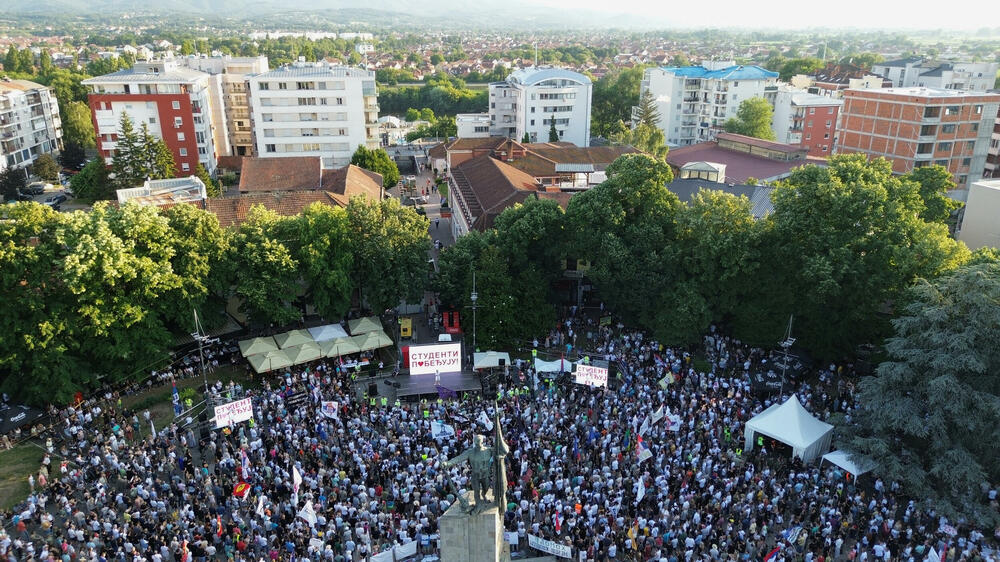 <p>Docent na Učiteljskom fakultetu u Beogradu Nemanja Karović kritikovao je politiku aktuelne vlasti rekavši da ljudi koji vode Srbiju ne prezaju ni od čega<br /> </p>