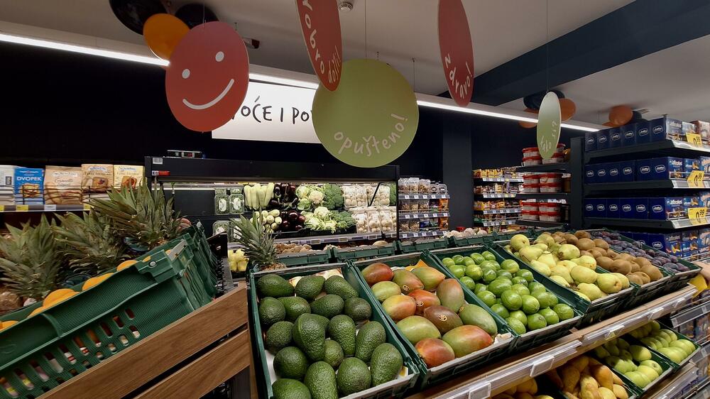 <p>Renovirani City market na Cetinju danas je ponovo otvorio vrata kupcima na dobro poznatoj adresi Bajova 48, čime je kompanija Domaća trgovina još jednom potvrdila svoju posvećenost unapređenju kupovnog iskustva i pružanju kvalitetne usluge lokalnoj zajednici.</p>