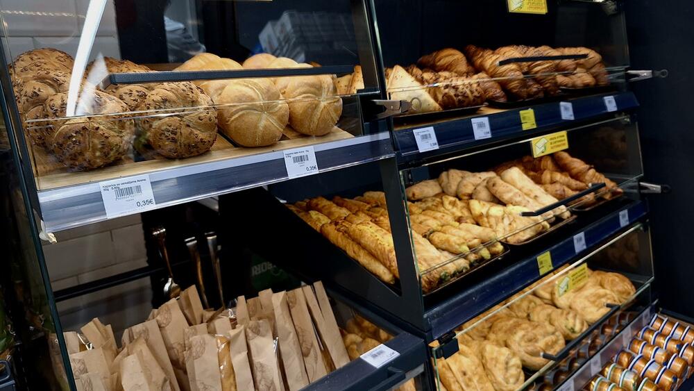 <p>Renovirani City market na Cetinju danas je ponovo otvorio vrata kupcima na dobro poznatoj adresi Bajova 48, čime je kompanija Domaća trgovina još jednom potvrdila svoju posvećenost unapređenju kupovnog iskustva i pružanju kvalitetne usluge lokalnoj zajednici.</p>