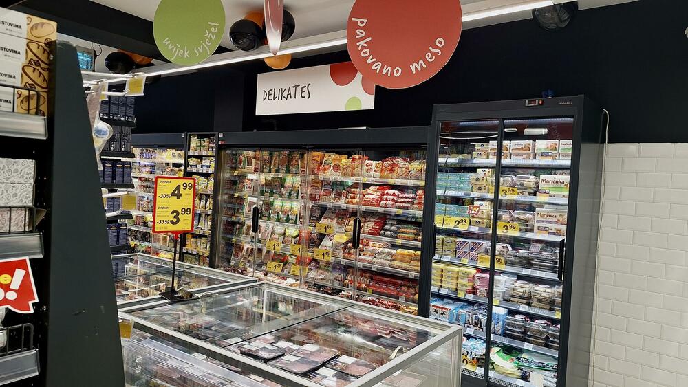 <p>Renovirani City market na Cetinju danas je ponovo otvorio vrata kupcima na dobro poznatoj adresi Bajova 48, čime je kompanija Domaća trgovina još jednom potvrdila svoju posvećenost unapređenju kupovnog iskustva i pružanju kvalitetne usluge lokalnoj zajednici.</p>