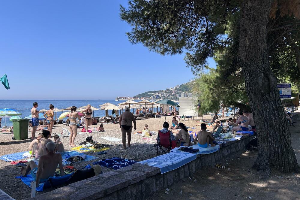 Detalj sa Slovenske plaže u Budvi: Današnja fotografija, Foto: Vuk Lajović