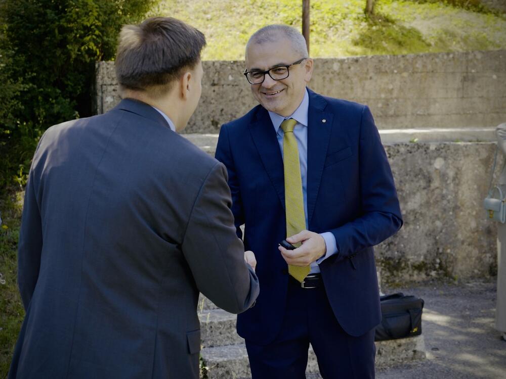 <p>Ministar zdravlja Vojislav Šimun uručio je ključeve novog terenskog vozila direktoru ZHMP Vuku Nikoviću, a primopredaji su prisustvovali i predsjednik Opštine Plužine Slobodan Delić, direktorica Direktorata za zdravstvenu zaštitu i regulisane profesije u Ministartsvu zdravlja Ljiljana Vujisić i pomoćnik direktora Zavoda Miloš Šaponjić</p>