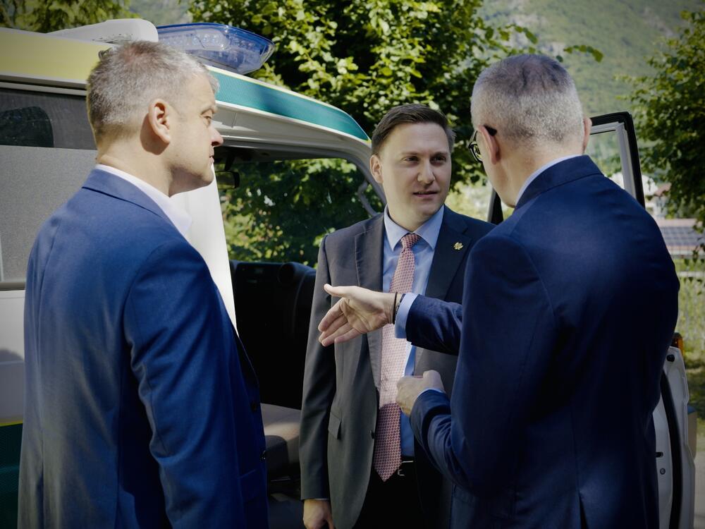 <p>Ministar zdravlja Vojislav Šimun uručio je ključeve novog terenskog vozila direktoru ZHMP Vuku Nikoviću, a primopredaji su prisustvovali i predsjednik Opštine Plužine Slobodan Delić, direktorica Direktorata za zdravstvenu zaštitu i regulisane profesije u Ministartsvu zdravlja Ljiljana Vujisić i pomoćnik direktora Zavoda Miloš Šaponjić</p>