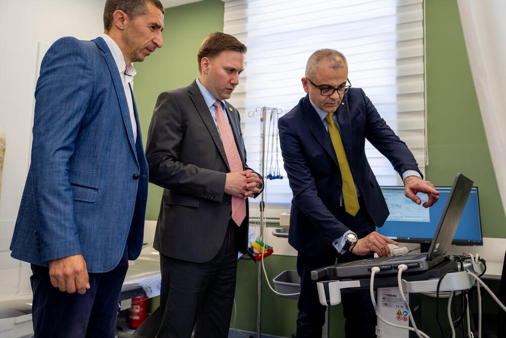 <p>Ministar zdravlja Vojislav Šimun uručio je ključeve novog terenskog vozila direktoru ZHMP Vuku Nikoviću, a primopredaji su prisustvovali i predsjednik Opštine Plužine Slobodan Delić, direktorica Direktorata za zdravstvenu zaštitu i regulisane profesije u Ministartsvu zdravlja Ljiljana Vujisić i pomoćnik direktora Zavoda Miloš Šaponjić</p>