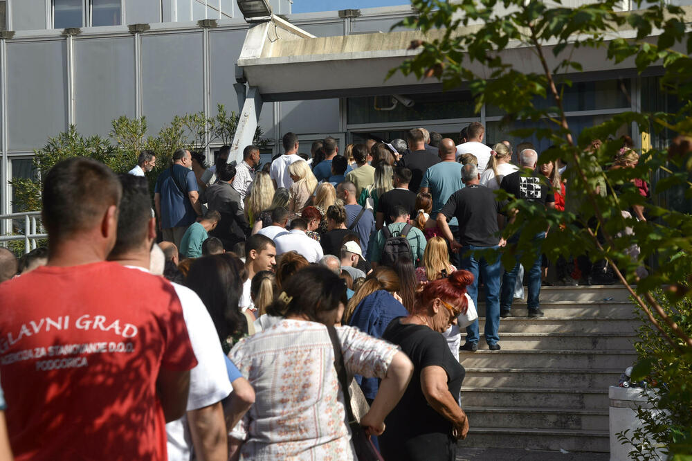 Ličnu zamijenilo više od 540.000 crnogorskih državljana: Prošlogodišnje gužve u Podgorici (ilustracija), Foto: Boris Pejović