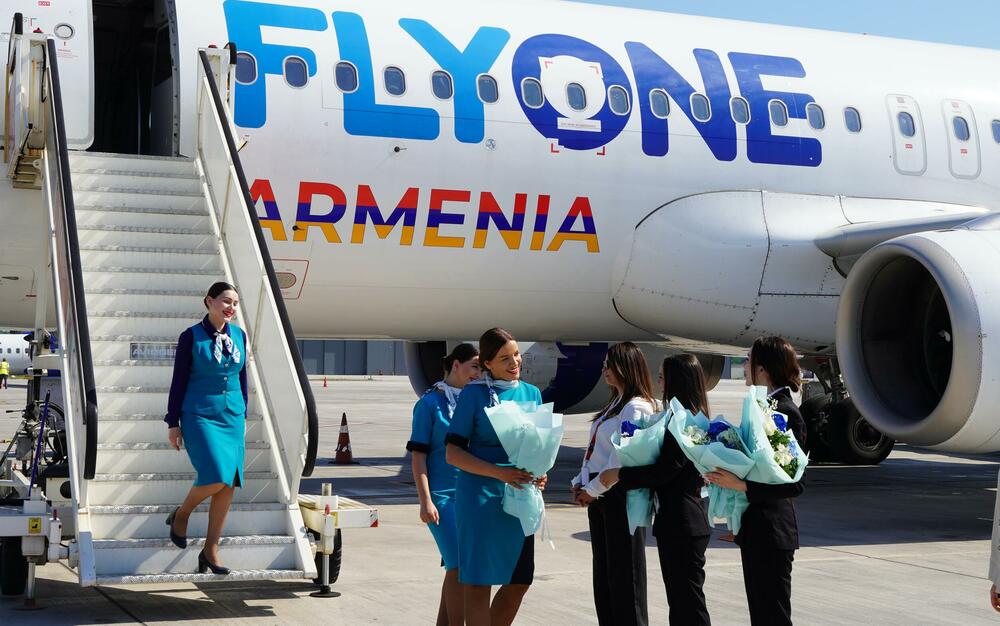 <p>Međunarodni aerodrom Tirana (TIA) danas je dočekao inauguracioni let kompanije FlyOne Armenia, čime je ozvaničen početak novog partnerstva i obnovljena direktna vazdušna povezanost između Albanije i Jermenije.</p>