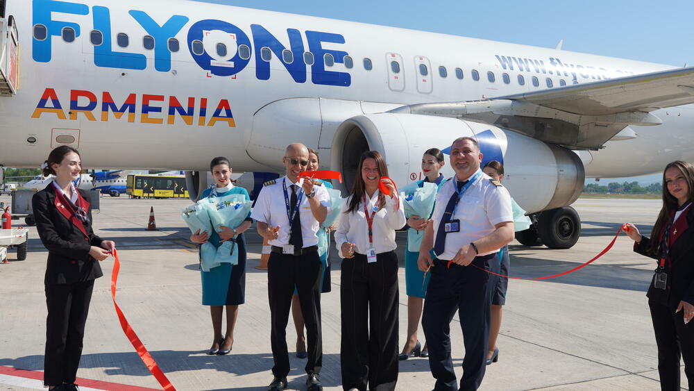 <p>Međunarodni aerodrom Tirana (TIA) danas je dočekao inauguracioni let kompanije FlyOne Armenia, čime je ozvaničen početak novog partnerstva i obnovljena direktna vazdušna povezanost između Albanije i Jermenije.</p>