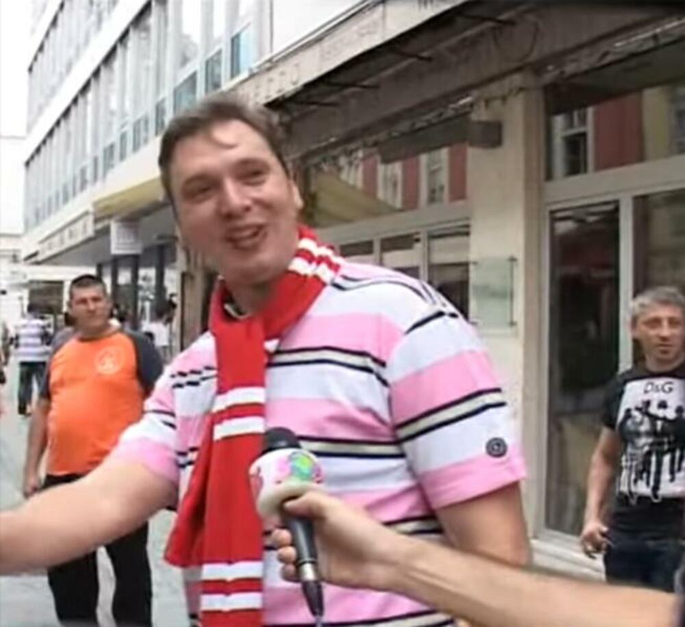 Vučić, tada opozicionar, u Bratislavi pred meč Slovan-Crvena zvezda avgusta 2010 godine. Kokeza u crnoj majici stoji iza njega.