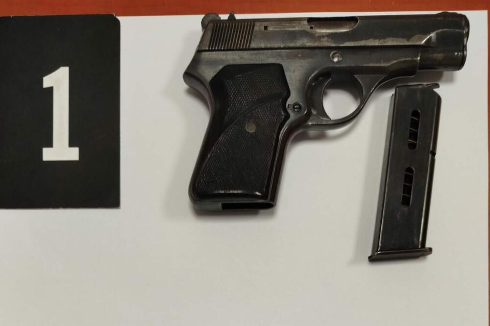 Oduzeti pištolj, Foto: Uprava policije