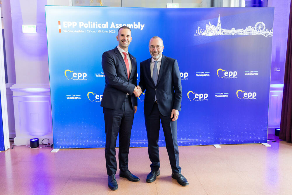 <p>Iz Pokreta Evropa sad (PES) je saopšteno da je ta partija danas zvanično postala član EPP-a, "najveće i najuticajnije političke porodice u Evropi, koja okuplja više od 80 partija iz preko 40 država Evrope".</p>