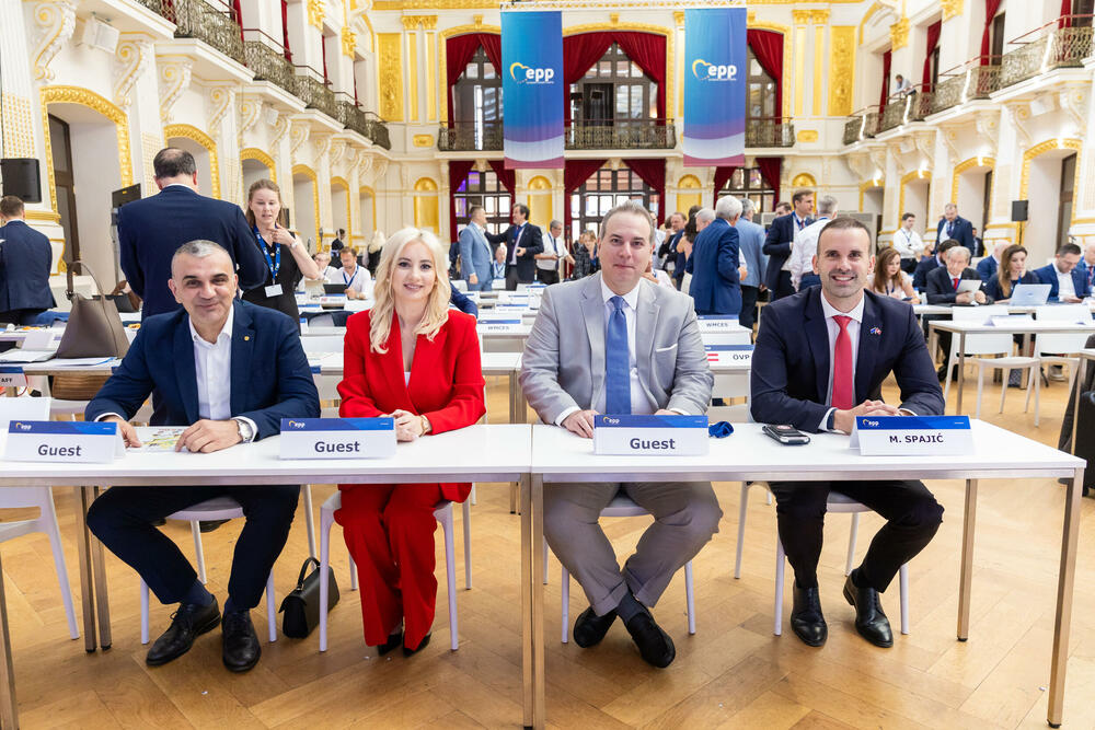 <p>Iz Pokreta Evropa sad (PES) je saopšteno da je ta partija danas zvanično postala član EPP-a, "najveće i najuticajnije političke porodice u Evropi, koja okuplja više od 80 partija iz preko 40 država Evrope".</p>